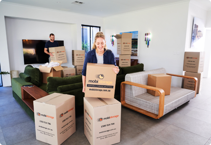 10-1056-1407 women and man with packing boxes inside home