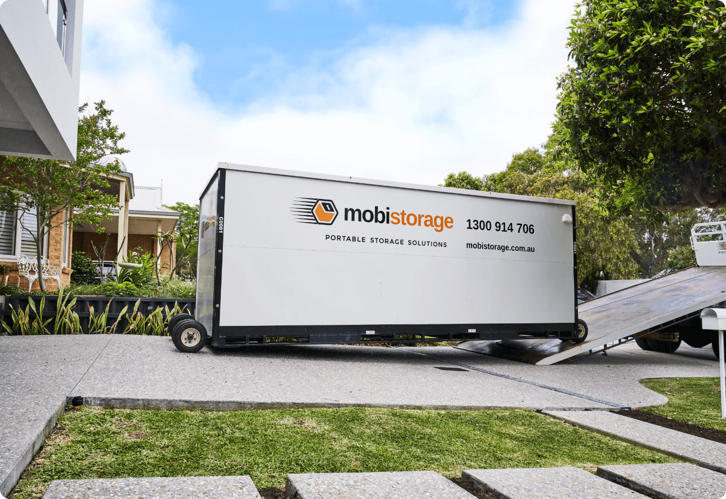 MOBI_Container_Loading_0702@2x mobile storage container being loaded onto truck